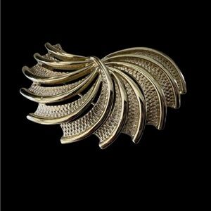 VINTAGE SIGNED KRAMER OF NY GOLD TONE WELL MADE BROOCH PIN